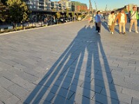4 Besucher streben zur Elbphilharmonie