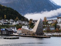 Eine imposante Kletterhalle direkt am Hafen