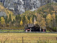 Eine kleine Kirche mitten im Herbstlaub