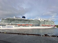 544m lang, 52m breit, Platz für knapp 5.300 Passagiere...