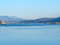 Tromsø in Sicht. Die Brücke verbindet die Tromsø-Insel auf der linken Seite mit dem Festlandteil rechts...