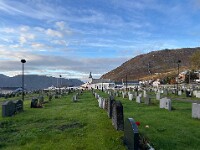 Kirche und Friedhof des Ortes