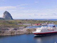 Das MS (MotorSchiff) Midnatsol (2003 gebaut) ist ein Hurtigruten-Schiff, das seit Ende 2024 wieder auf der norwegischen Küstenroute verkehrt.  Ab Mai 2026 wird es nach einer umfassenden Modernisierung als drittes Schiff in die Signature-Flotte aufgenommen. Unsere Reise startet in Hamburg am 26.09.2026, die Rückkehr ist am 10.10.2026.  So wird die Reise beworben:  •  Reisen Sie mit Vollpension und All-Inclusive-Getränkepaket zu ausgewählten Top-Reisezielen •  Preisgekröntes Verpflegungskonzept Norway's Coastal Kitchen •  Mehrere Stunden, um bis zu 14 Häfen umfassend zu erkunden •  Große Auswahl an inbegriffenen Getränken in den Restaurants und an der Bar des Schiffes •  Großes deutschsprachiges Expeditionsteam an Bord für mehr Betreuung  Wir lassen uns überraschen...