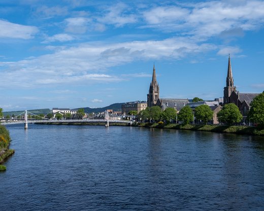 Inverness-26-9 Fussgängerbrücke über den River Ness mit Old High Church und Free Noth Church