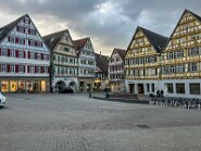 Marktplatz am Abend, ca. 18Uhr ..ab halb sechs werden die Gehsteige quasi hochgeklappt, man hat also den Eindruck, dass der Ort schlafen geht