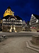 Herrenberg bei Nacht Rathaus am Marktplatz, Stiftskirche im Hintergrund