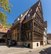 Hintere Gasse ...Eine Besonderheit... Die eigentliche Fassade liegt hinter der Fachwerkstruktur, gelungene Kombination im Sinne von 