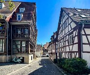 Hintere Gasse ...Eine Besonderheit... Die eigentliche Fassade liegt hinter der Fachwerkstruktur