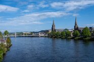 Inverness-26-9 Fussgängerbrücke über den River Ness mit Old High Church und Free Noth Church
